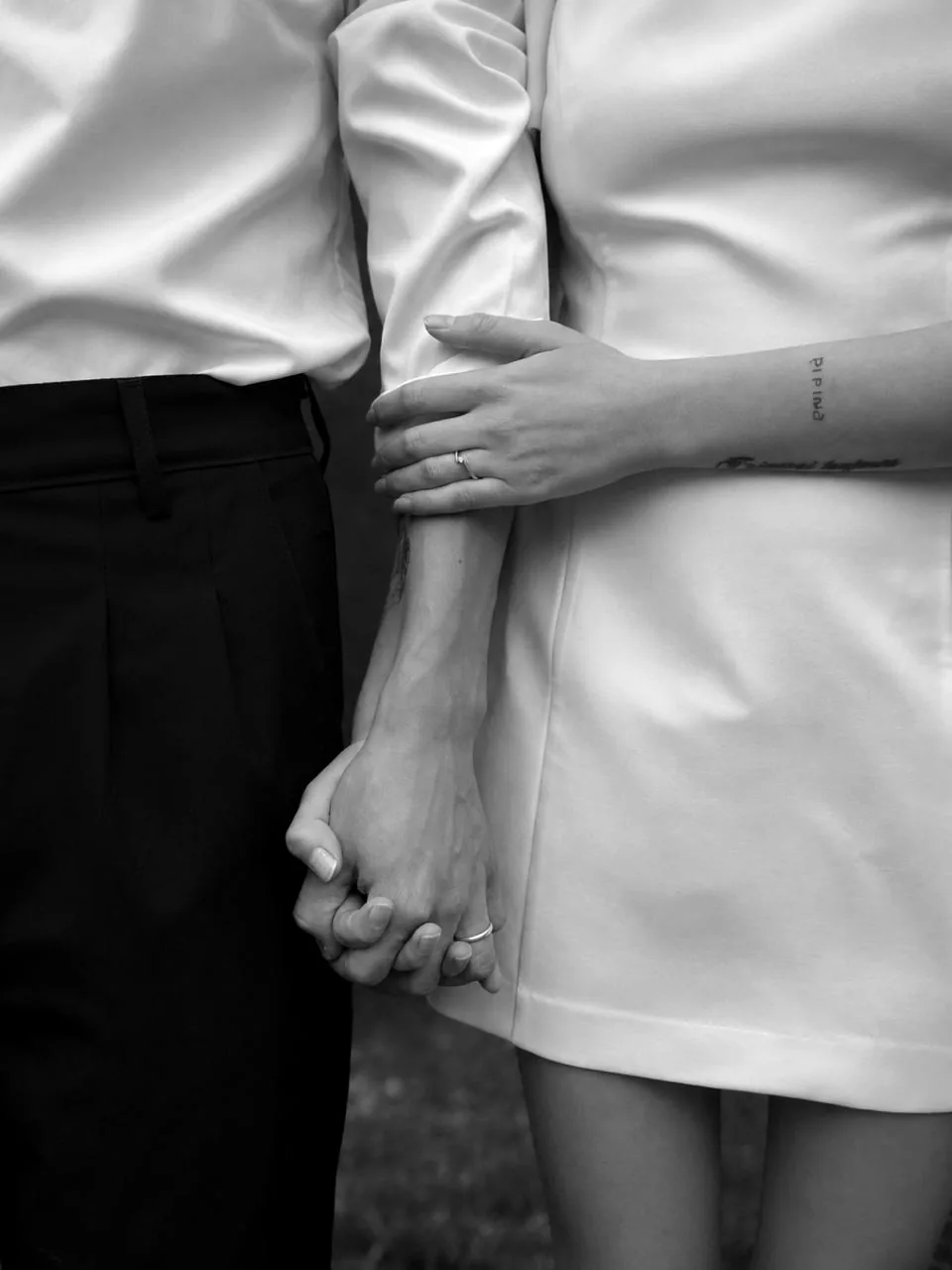 Agustina y Leonel de la mano, con sus anillos