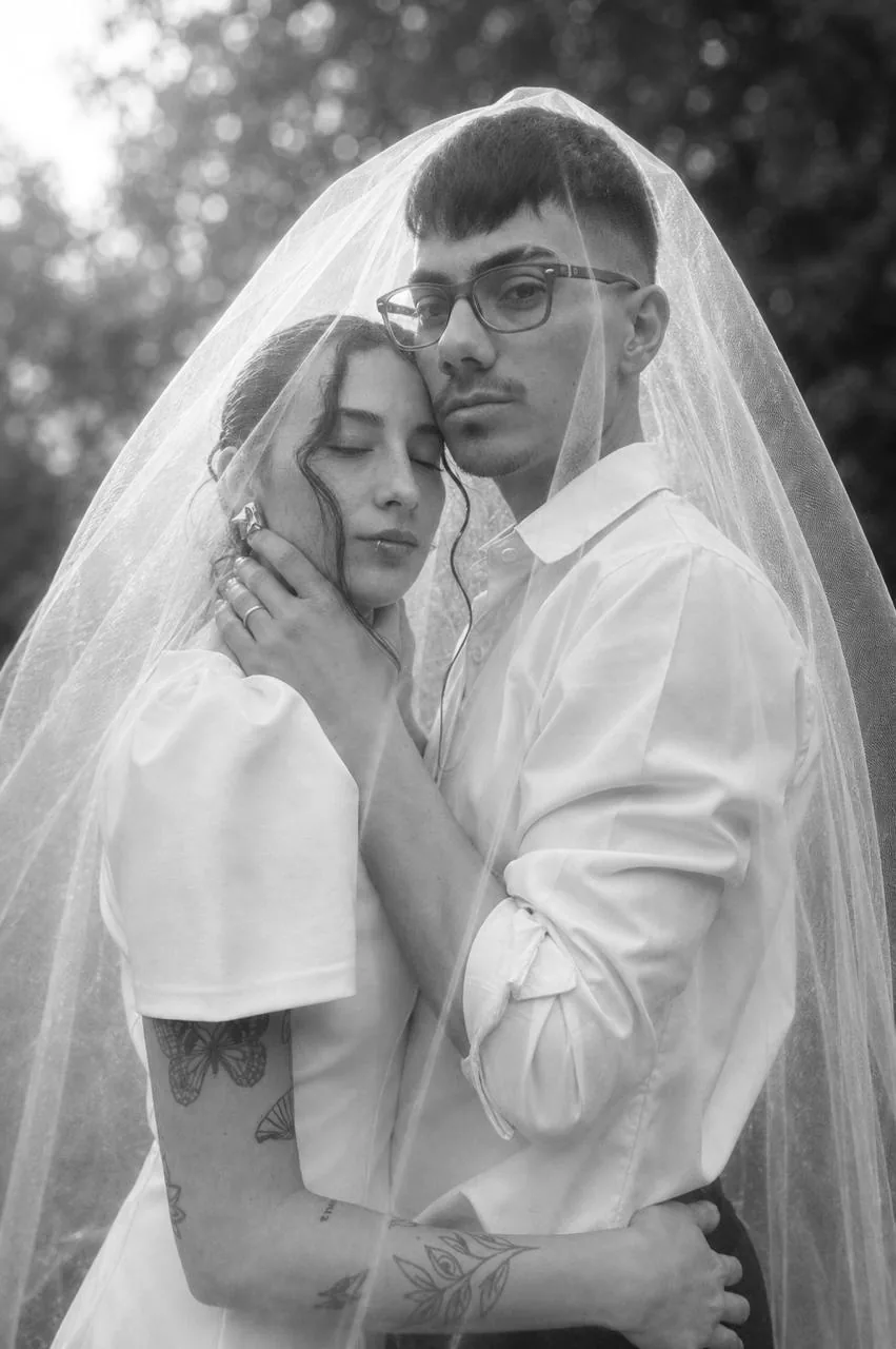 Agustina y Leonel abrazados bajo el velo, con los ojos cerrados